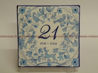 cod.art: nc115 - Mattonella in ceramica cm 20x20 circa con decoro realizzato su richiesta del cliente e scritta personalizzata.